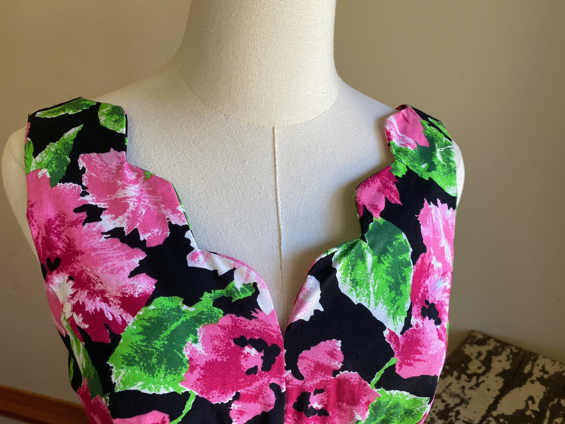 Vintage 80’s garden print party dress short sleeveless pink & green floral // 35” bust