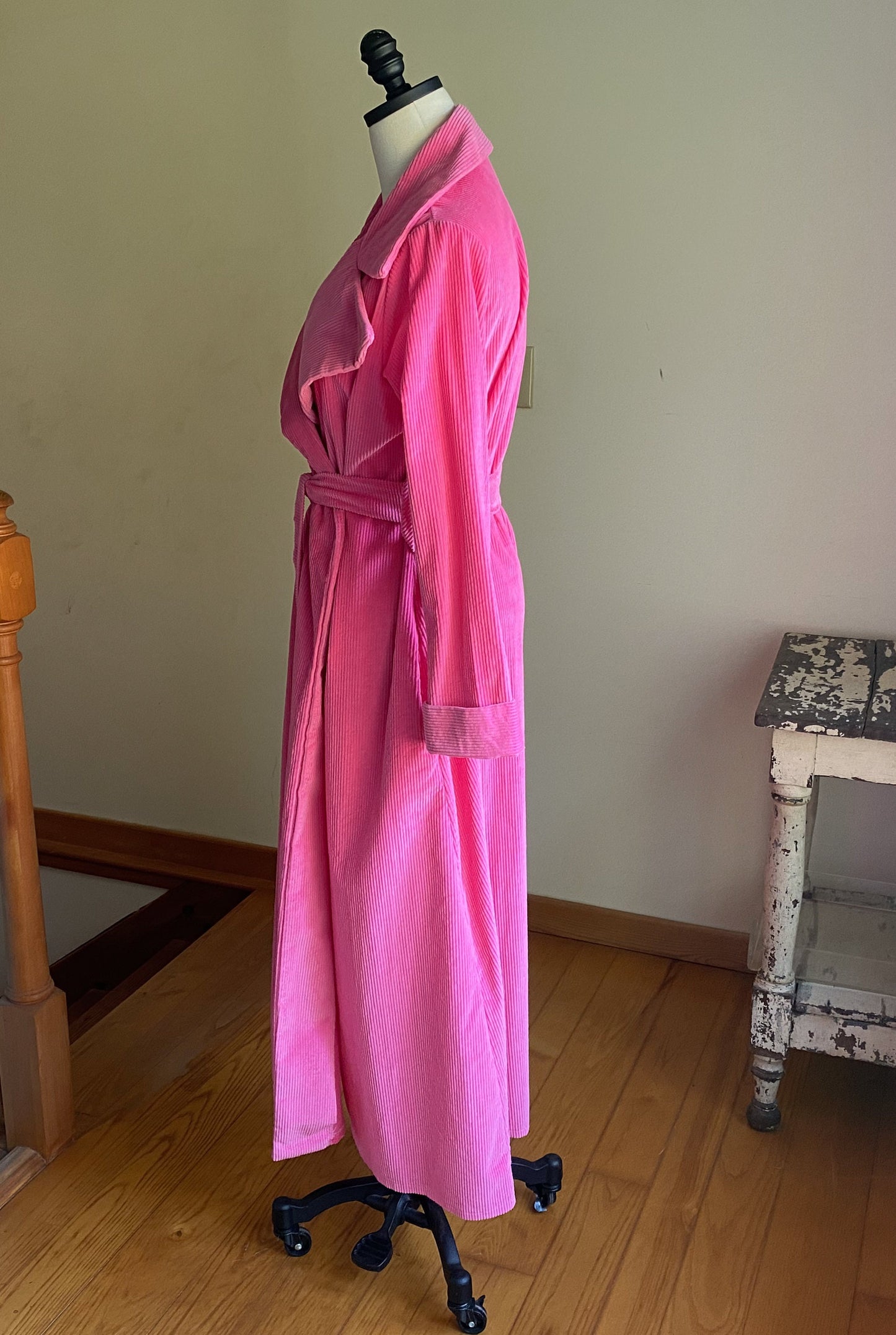 Vintage 70’s hot pink robe wide wale corduroy MASSIVE collar David Brown // M L