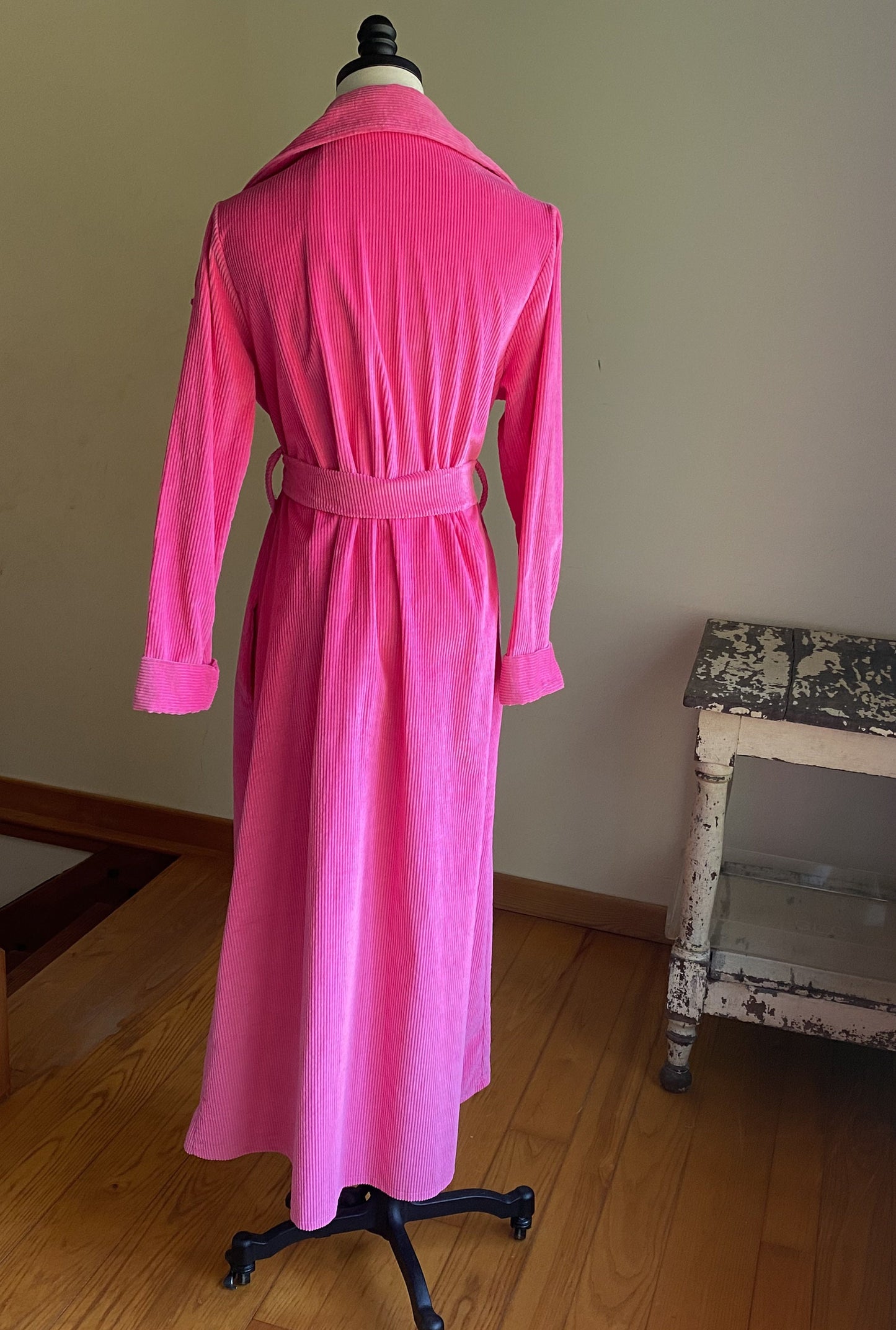 Vintage 70’s hot pink robe wide wale corduroy MASSIVE collar David Brown // M L