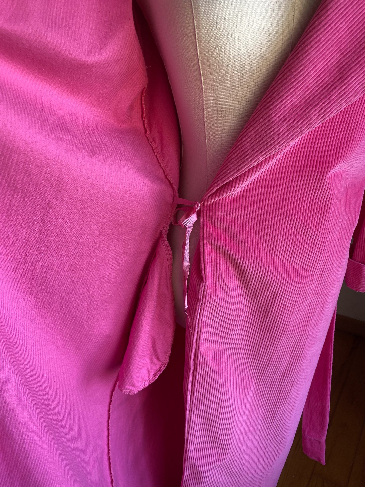 Vintage 70’s hot pink robe wide wale corduroy MASSIVE collar David Brown // M L