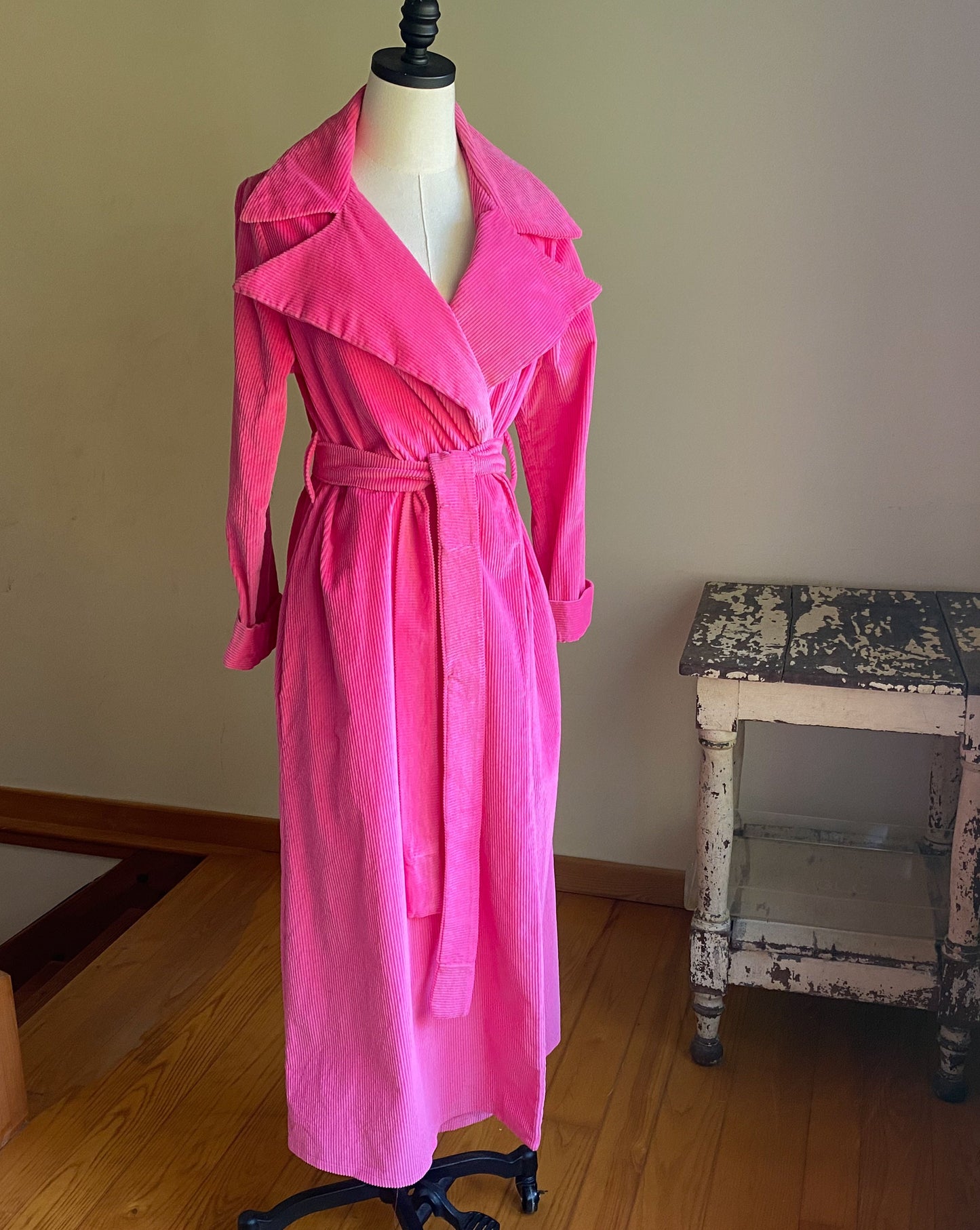 Vintage 70’s hot pink robe wide wale corduroy MASSIVE collar David Brown // M L