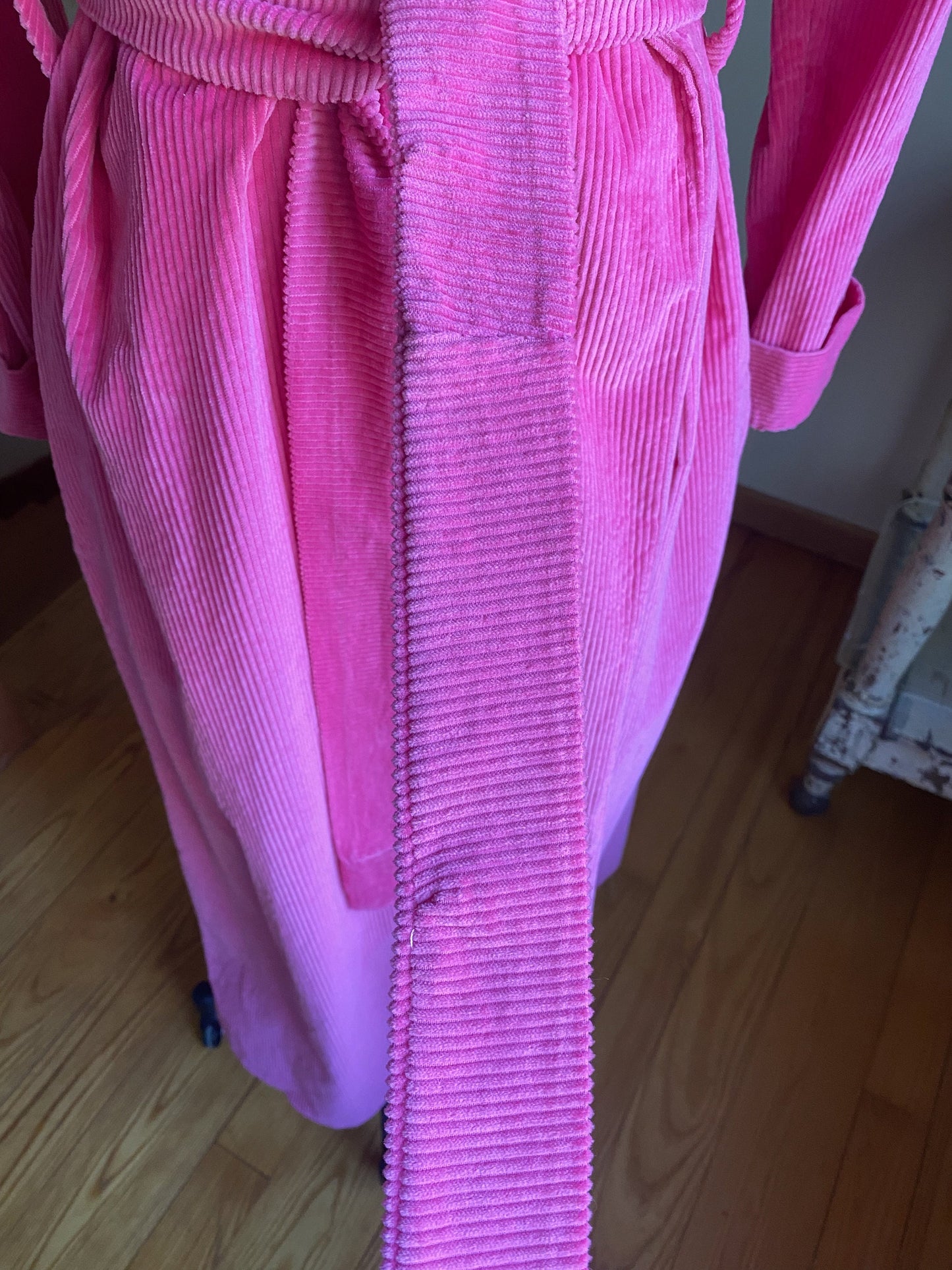 Vintage 70’s hot pink robe wide wale corduroy MASSIVE collar David Brown // M L