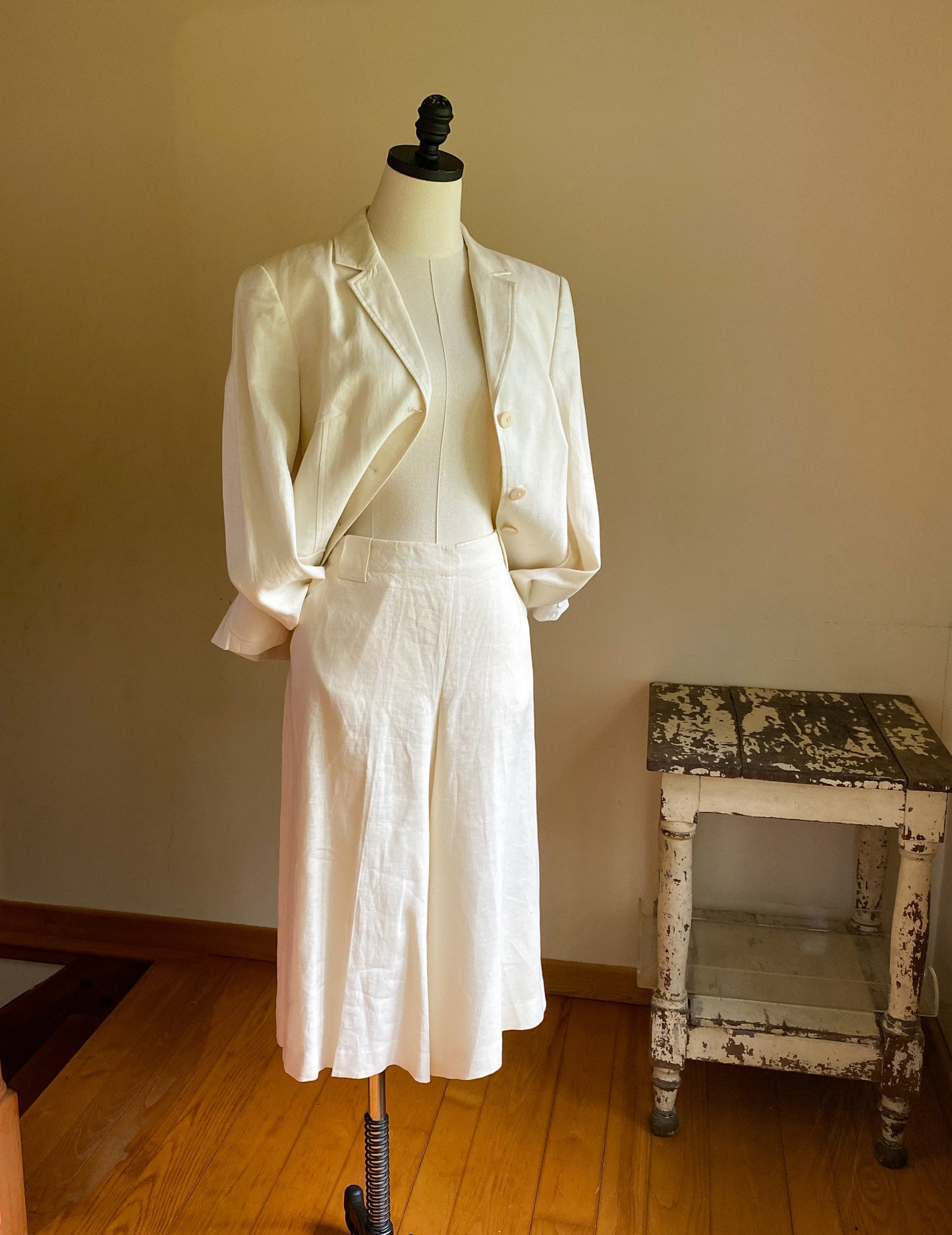 Vintage 90’s Ungaro cream off white linen gaucho’s & blazer suit // 42” bust