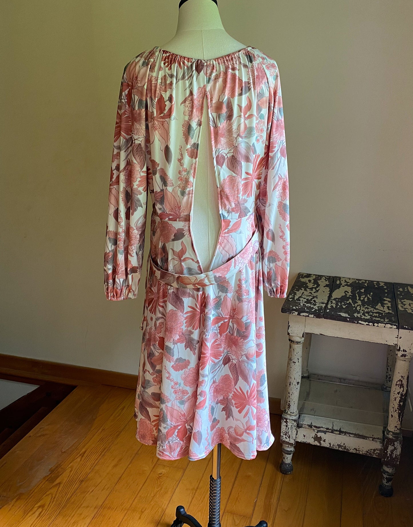 Vintage 70’s drawstring neckline floral dress poly jersey pink-ish floral print // 40” bust