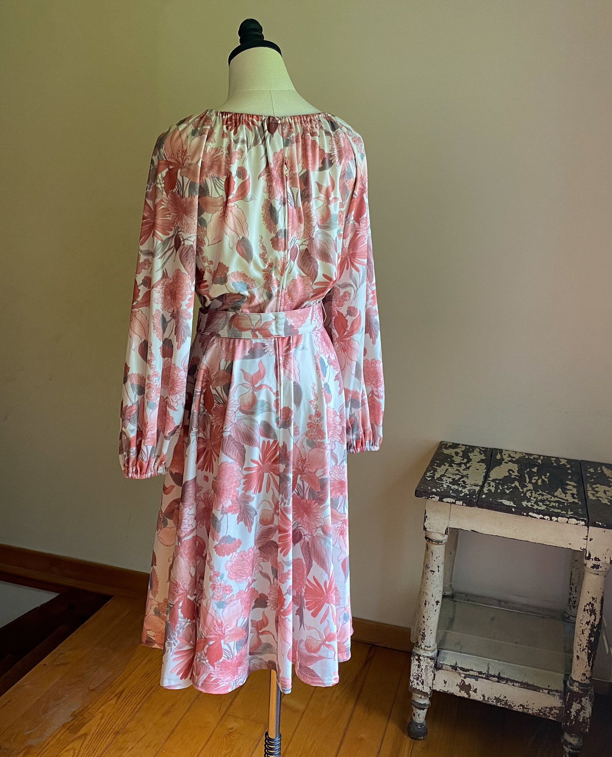 Vintage 70’s drawstring neckline floral dress poly jersey pink-ish floral print // 40” bust