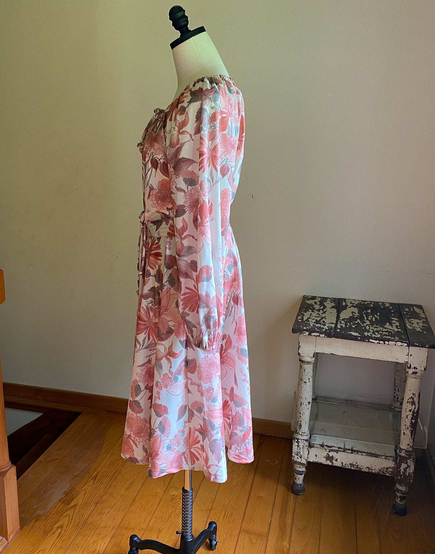 Vintage 70’s drawstring neckline floral dress poly jersey pink-ish floral print // 40” bust