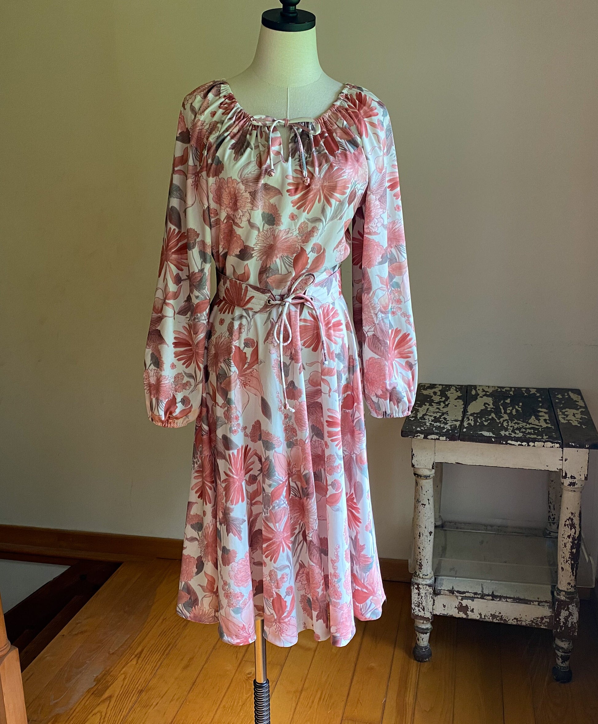 Vintage 70’s drawstring neckline floral dress poly jersey pink-ish floral print // 40” bust