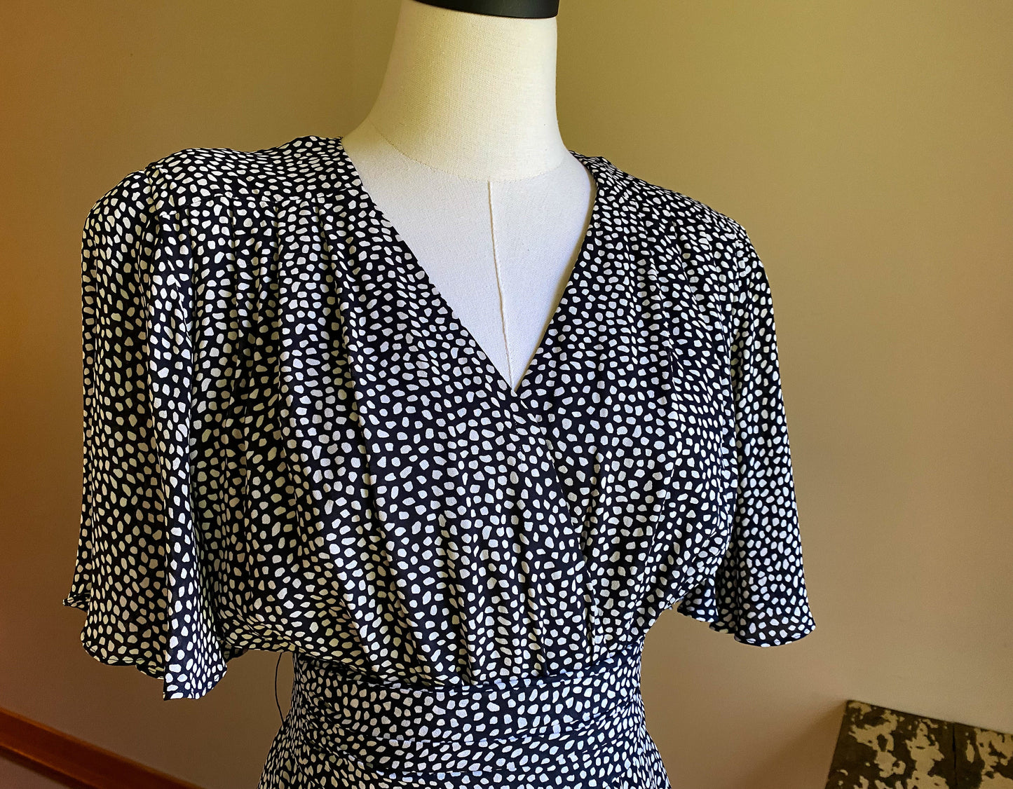 Vintage 80’s silk dress black & white polka dot ruffles tiers flutter sleeves // 36” bust