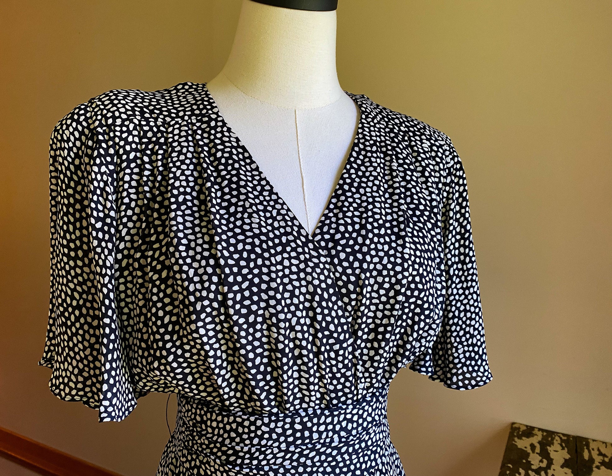 Vintage 80’s silk dress black & white polka dot ruffles tiers flutter sleeves // 36” bust