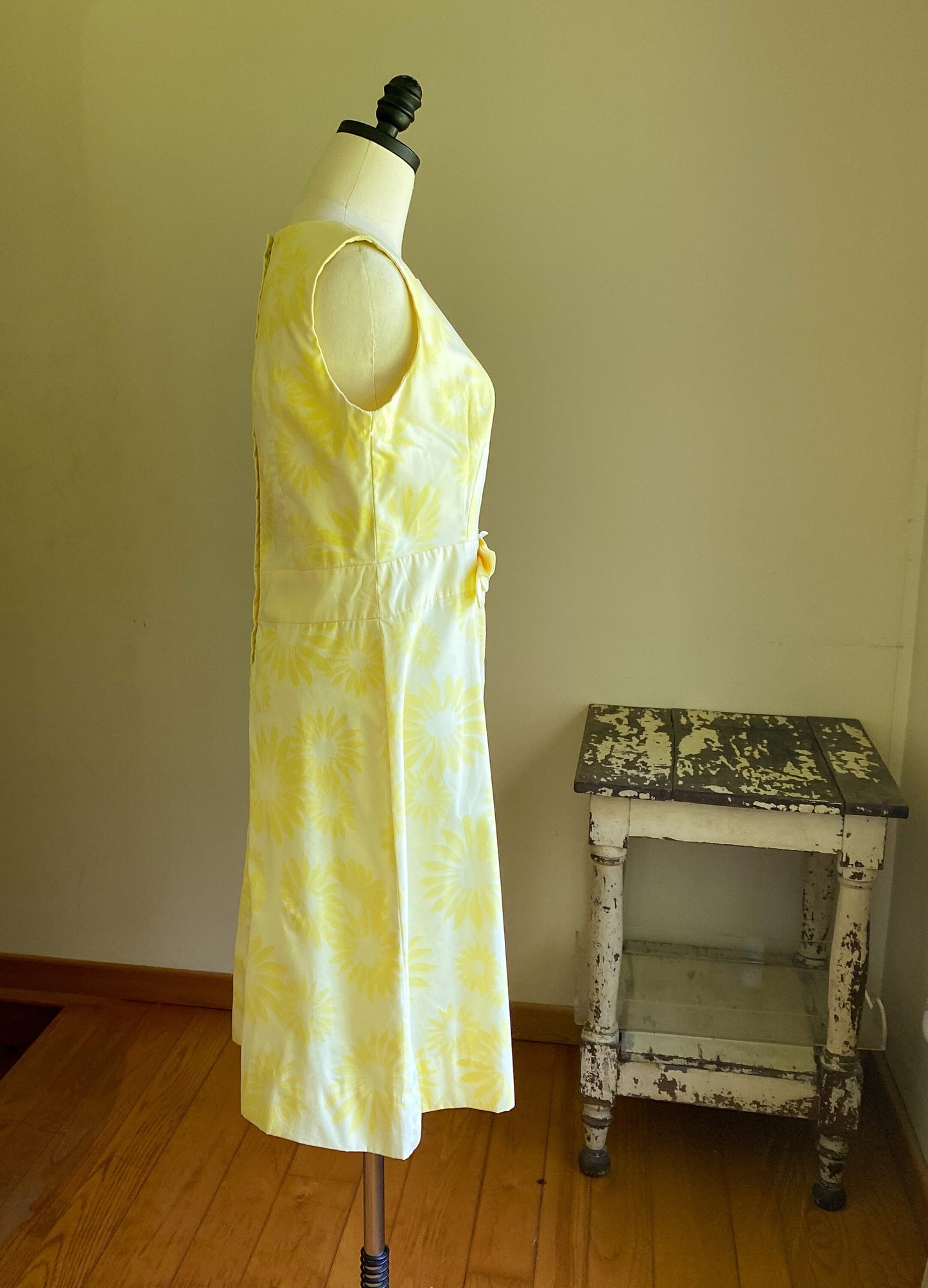 Vintage 70’s yellow cotton dress silk screen floral print bows // 35” bust