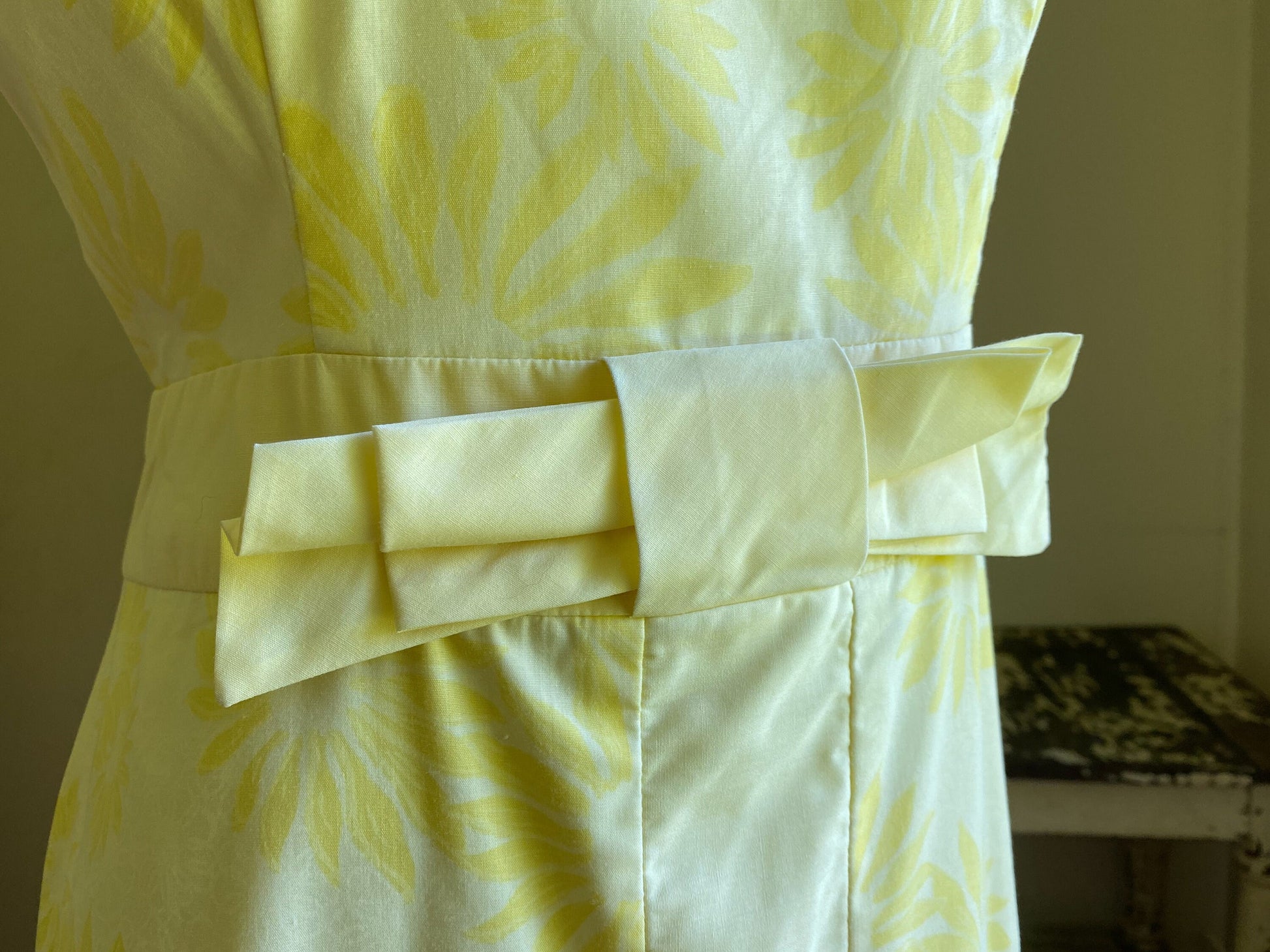 Vintage 70’s yellow cotton dress silk screen floral print bows // 35” bust