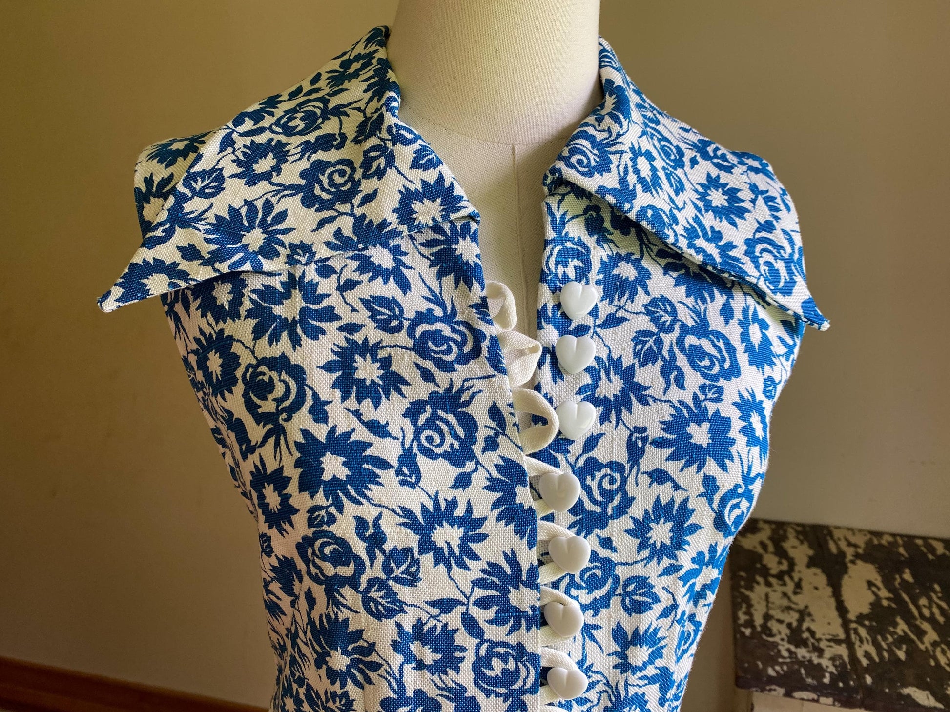 Vintage 70’s linen sleeveless shirt dress french blue floral print HUGE collar heart buttons // 35” bust