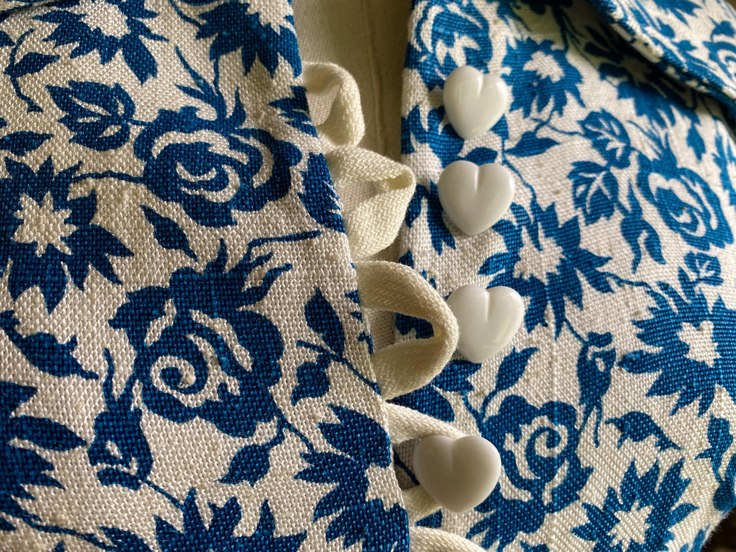 Vintage 70’s linen sleeveless shirt dress french blue floral print HUGE collar heart buttons // 35” bust