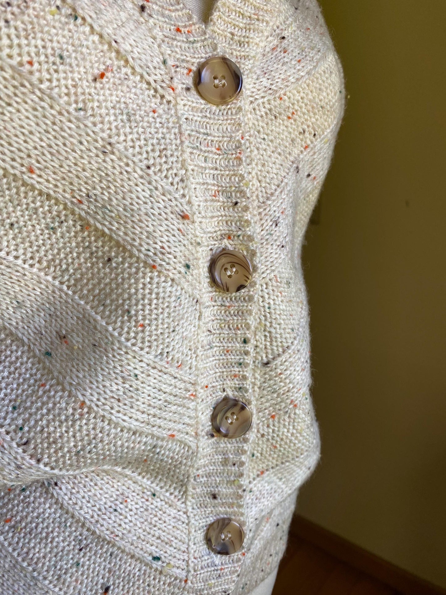 Vintage 70’s knit sweater vest button up front beige tweed fleck POCKETS! //