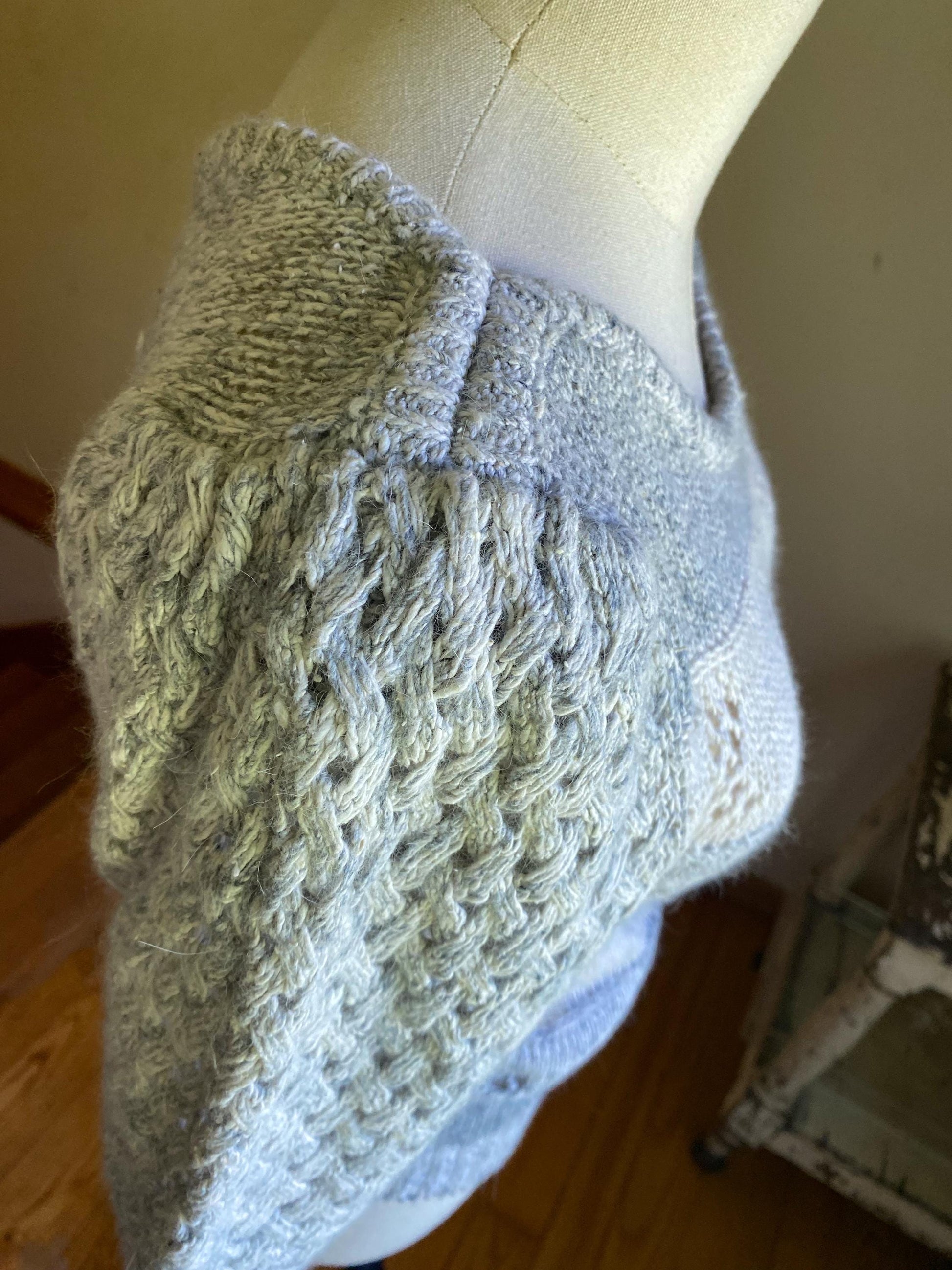 Vintage 80’s angora sweater gray & white lacy crochet puff sleeves // 33” bust