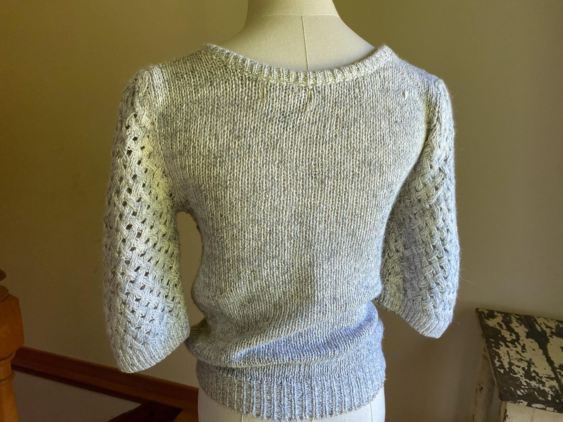 Vintage 80’s angora sweater gray & white lacy crochet puff sleeves // 33” bust