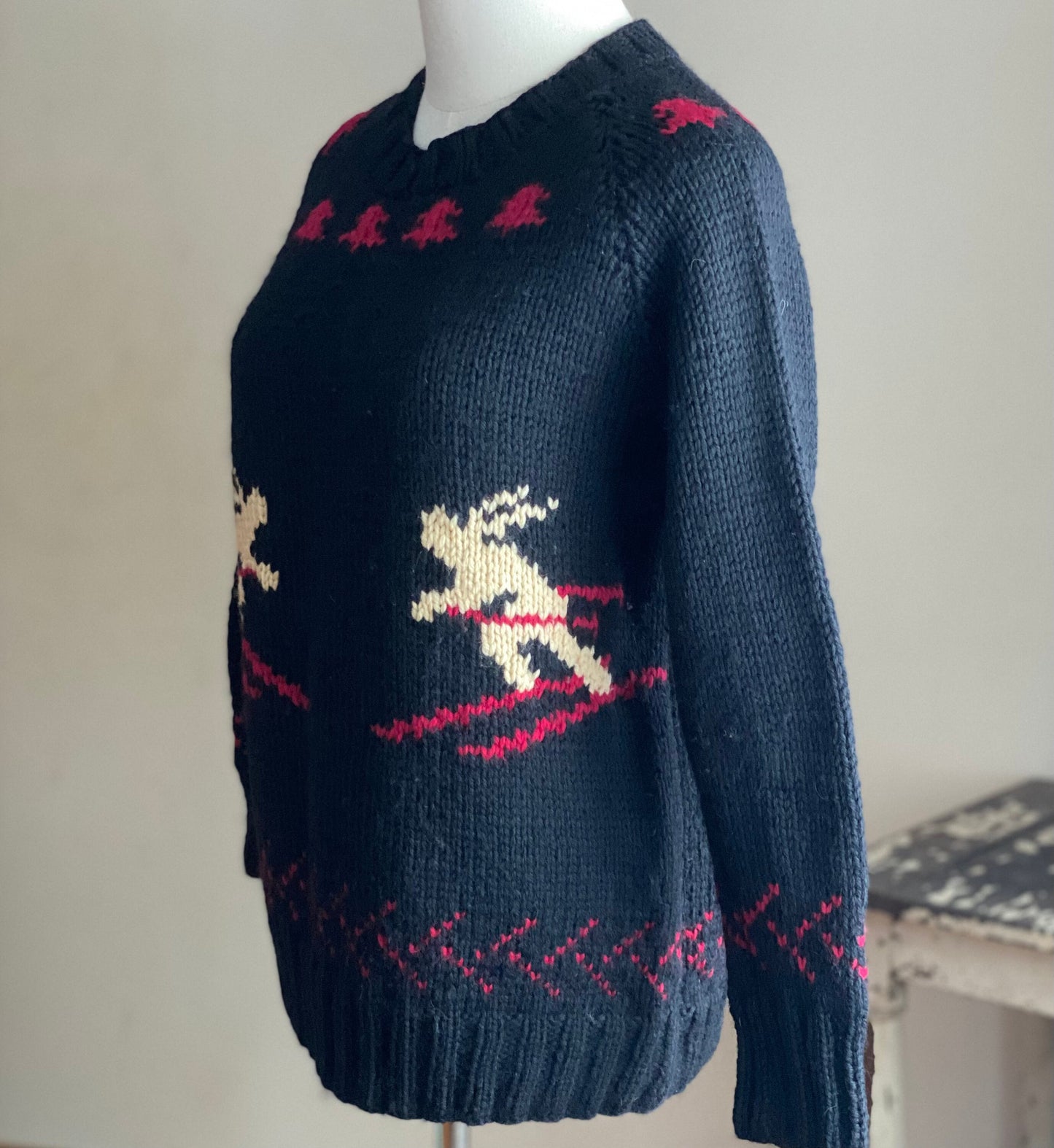 Vintage 1970’S wool ski sweater hand knit downhill skiers black red ivory chunky // S M