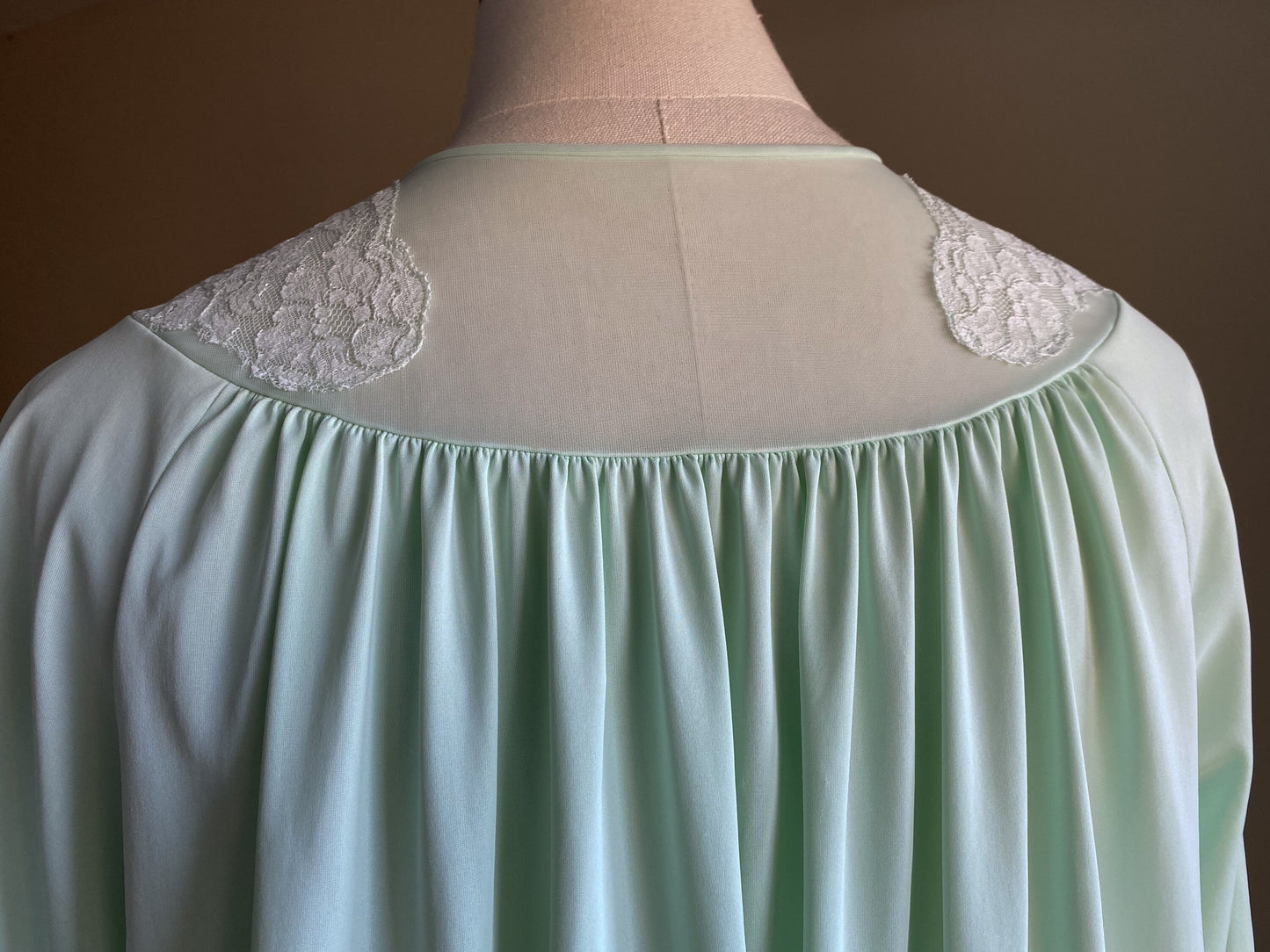 Vintage 1970’s robe mint green nylon embroidered roses Shadow Line // L XL