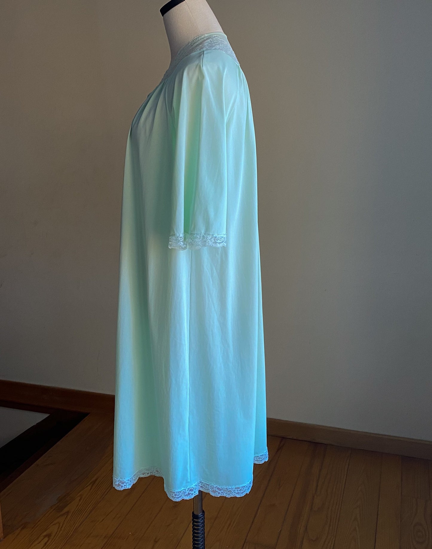 Vintage 1970’s robe mint green nylon embroidered roses Shadow Line // L XL