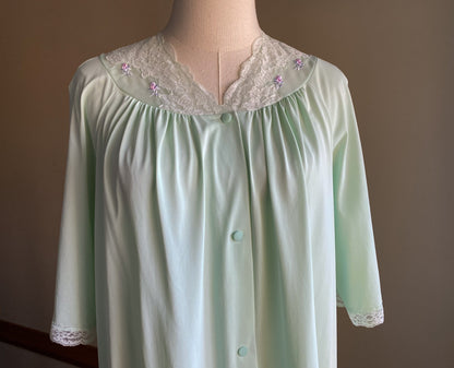 Vintage 1970’s robe mint green nylon embroidered roses Shadow Line // L XL