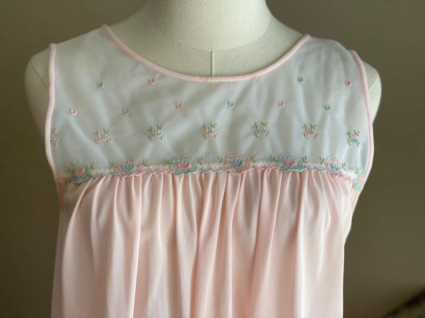 Vintage 1970’s nightie pink nylon sleeveless short nightgown embroidered flowers Gilead // 35” bust