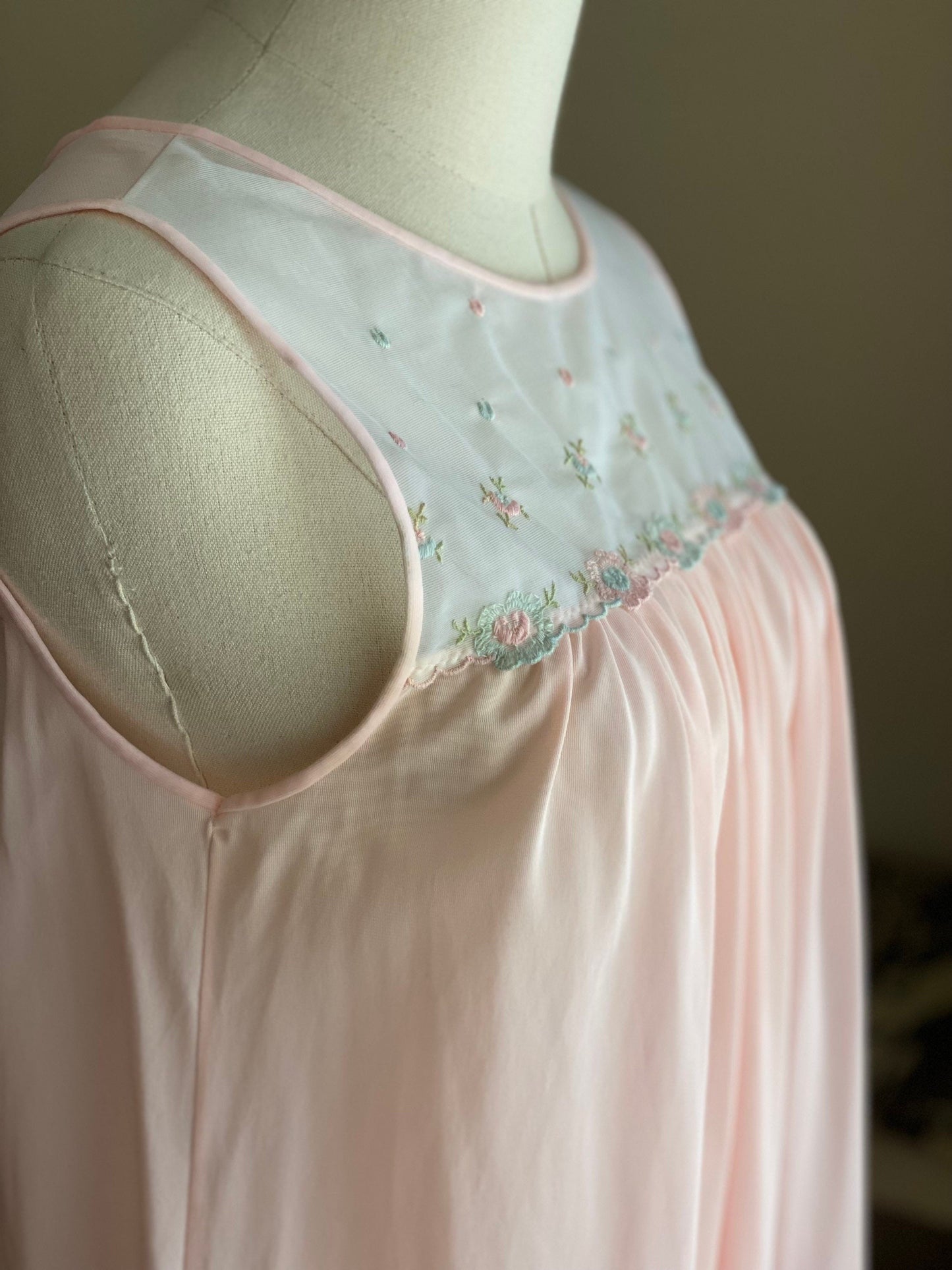 Vintage 1970’s nightie pink nylon sleeveless short nightgown embroidered flowers Gilead // 35” bust