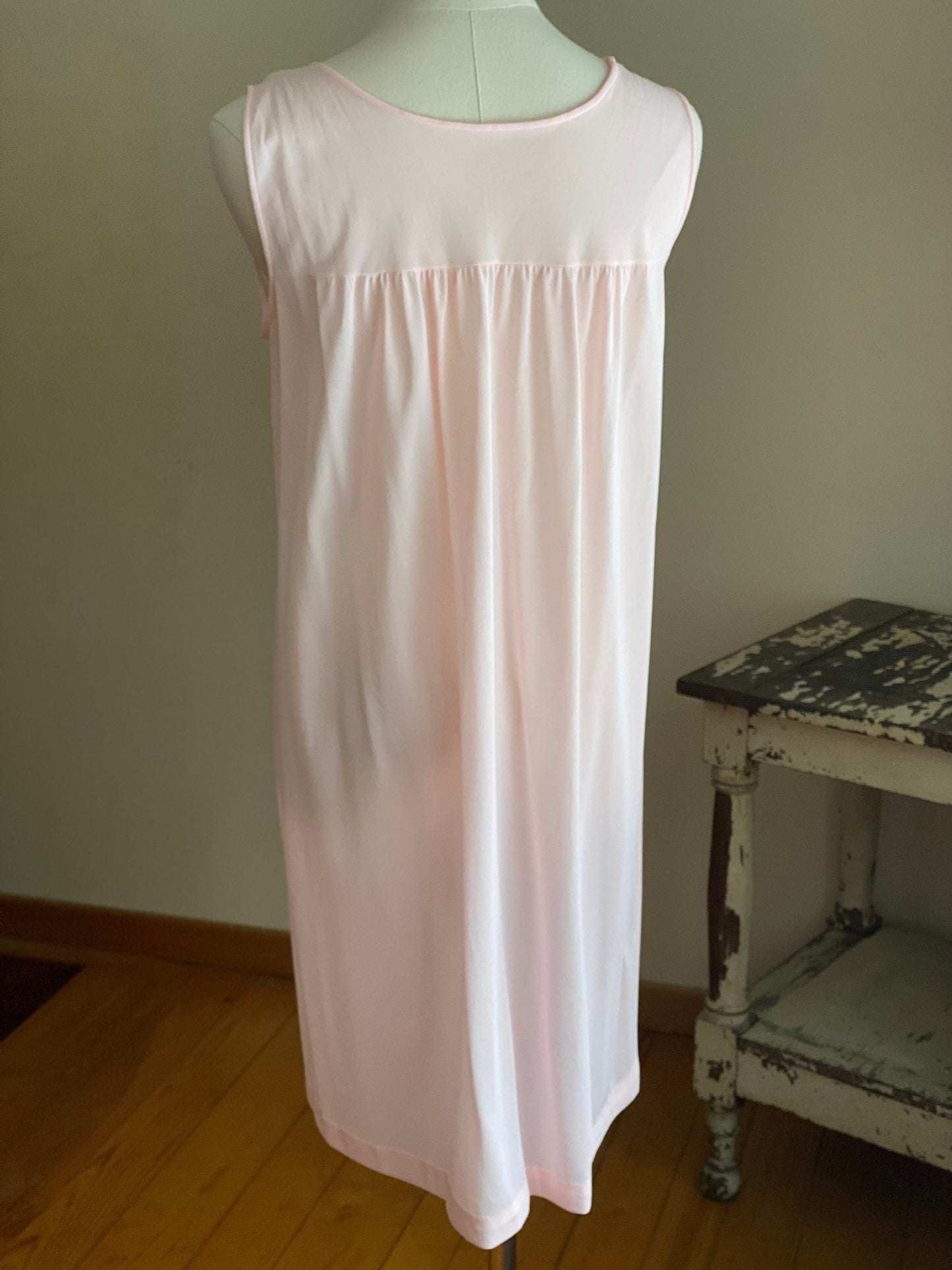 Vintage 1970’s nightie pink nylon sleeveless short nightgown embroidered flowers Gilead // 35” bust