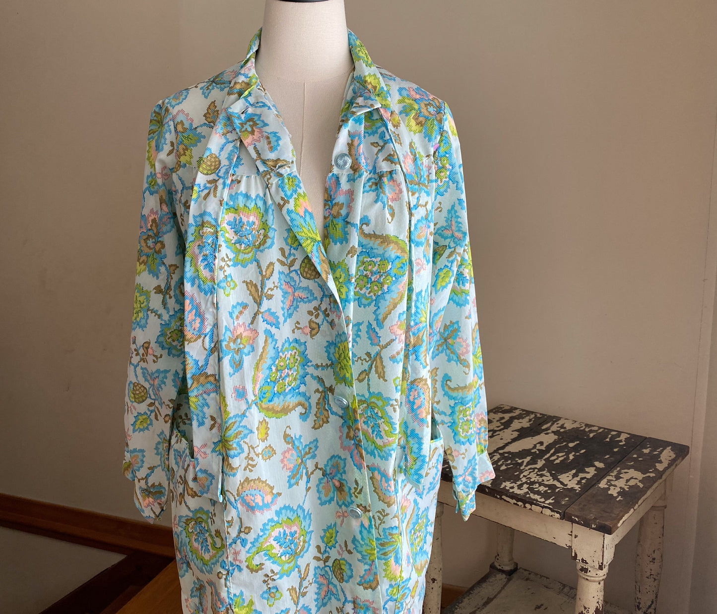 Vintage 1980’s cross stitch aqua floral print robe // 48” bust