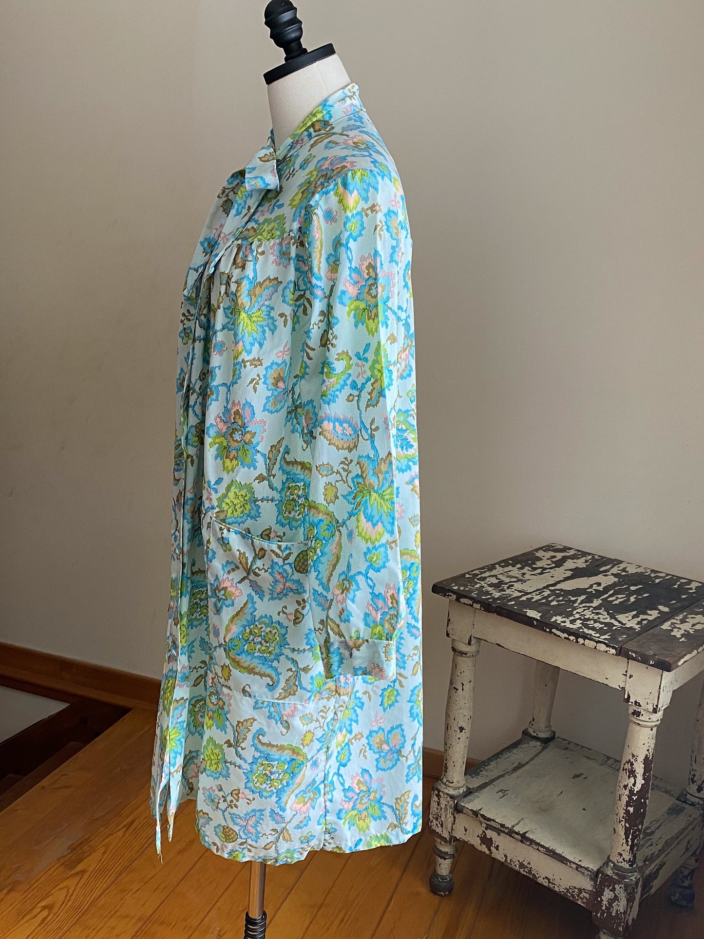 Vintage 1980’s cross stitch aqua floral print robe // 48” bust